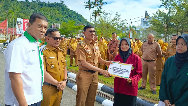 Bupati Pessel serahkan beasiswa Program SKSS, Senin (15/9/2025) (Foto: Ist)