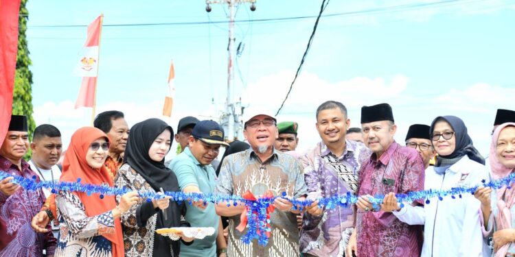 Wakil Wali Kota Padang, Maigus Nasir saat meresmikan jalan swadaya warga di Gunung Pangilun.[foto : ist]