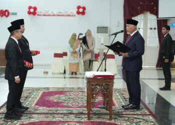 Gubernur Sumbar Mahyeldi saat melantik 2 pejabat baru Pemprov Sumbar.[foto : ist]
