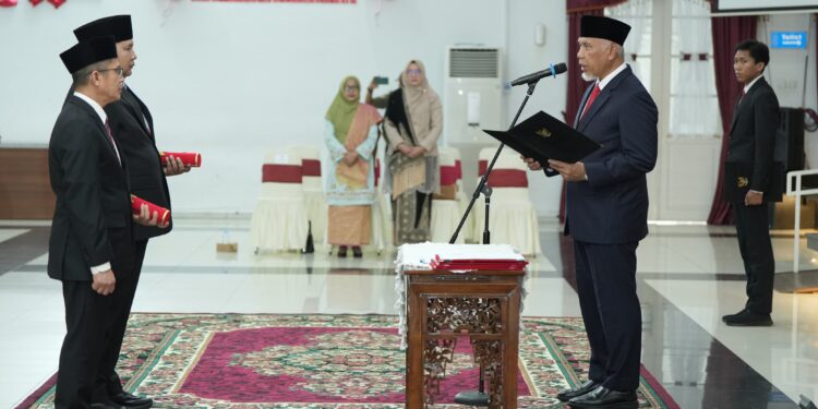 Gubernur Sumbar Mahyeldi saat melantik 2 pejabat baru Pemprov Sumbar.[foto : ist]