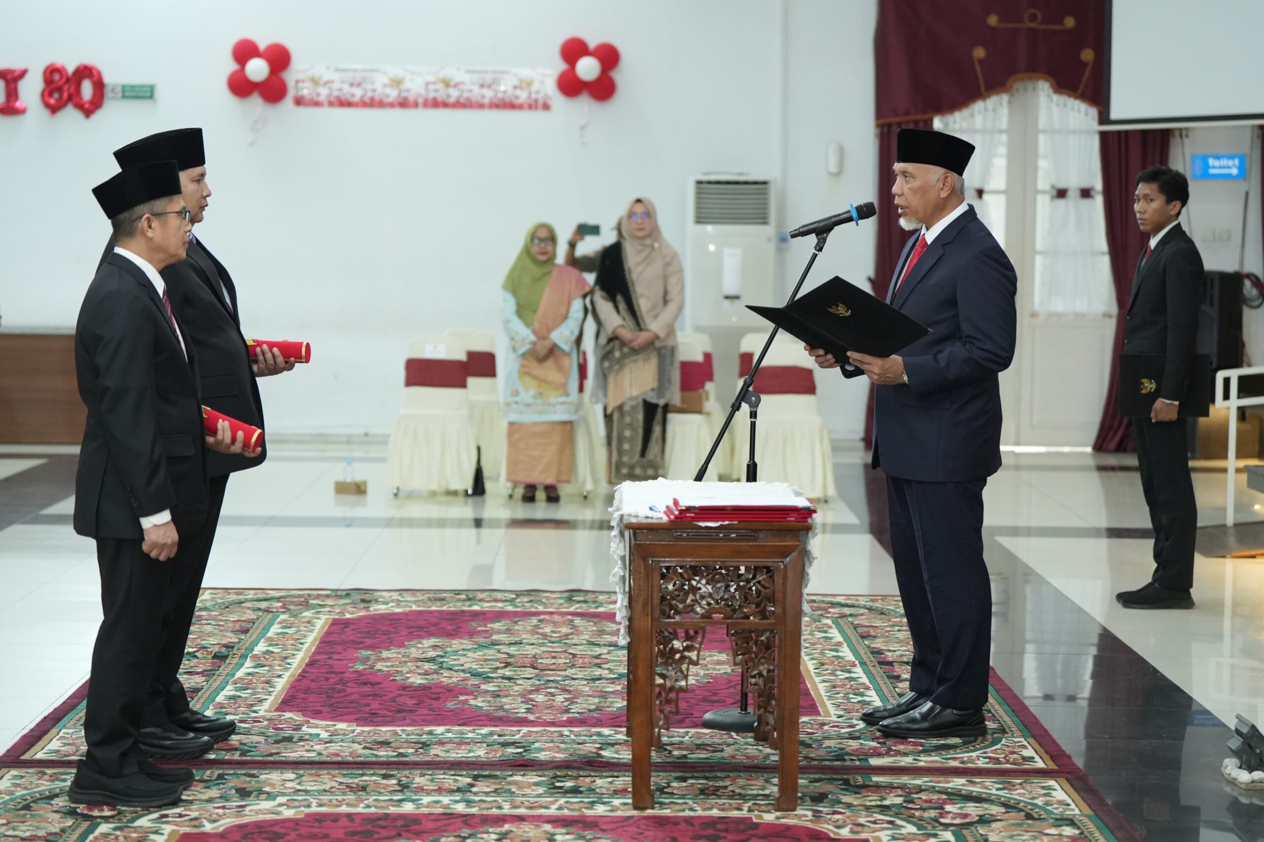 Gubernur Sumbar Mahyeldi saat melantik 2 pejabat baru Pemprov Sumbar.[foto : ist]