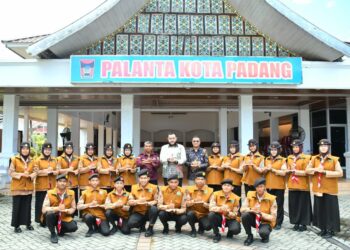 Wali Kota Padang, Fadly Amran bersama kontingan WMSJ.[foto : ist]