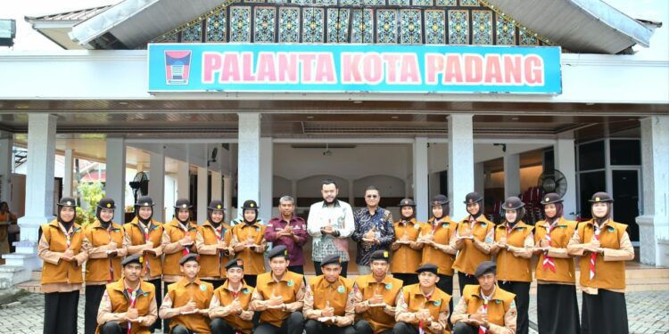 Wali Kota Padang, Fadly Amran bersama kontingan WMSJ.[foto : ist]
