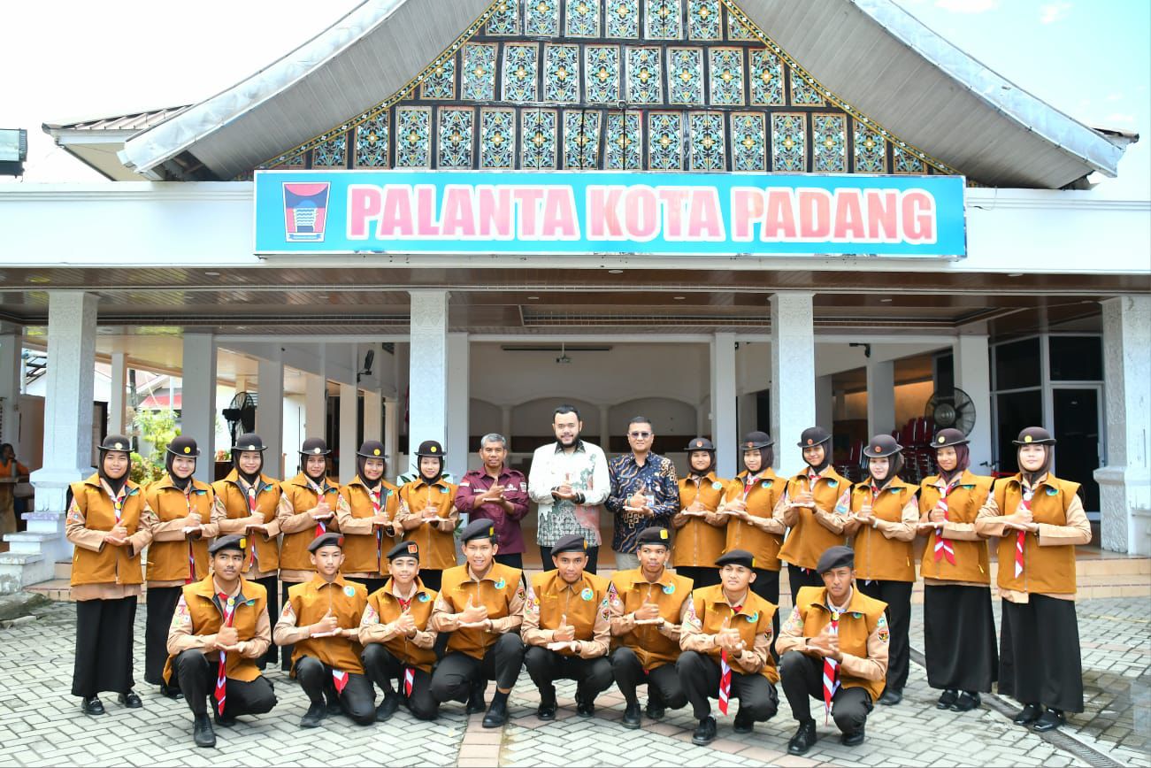 Wali Kota Padang, Fadly Amran bersama kontingan WMSJ.[foto : ist]