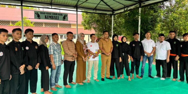 Wagub Sumbar, Vasko Ruseimy bersama atlet IPSI.[foto : ist]