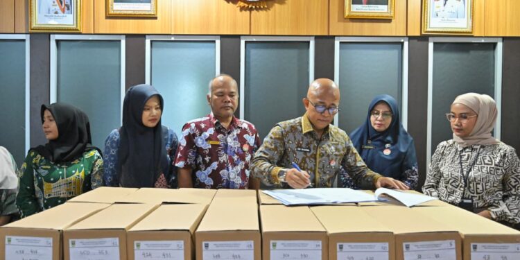 Biro Administrasi Pimpinan (Adpim) Setdaprov Sumbar menyerahkan 55 box arsip inaktif tahun 2023 kepada Biro Umum.[foto : ist]