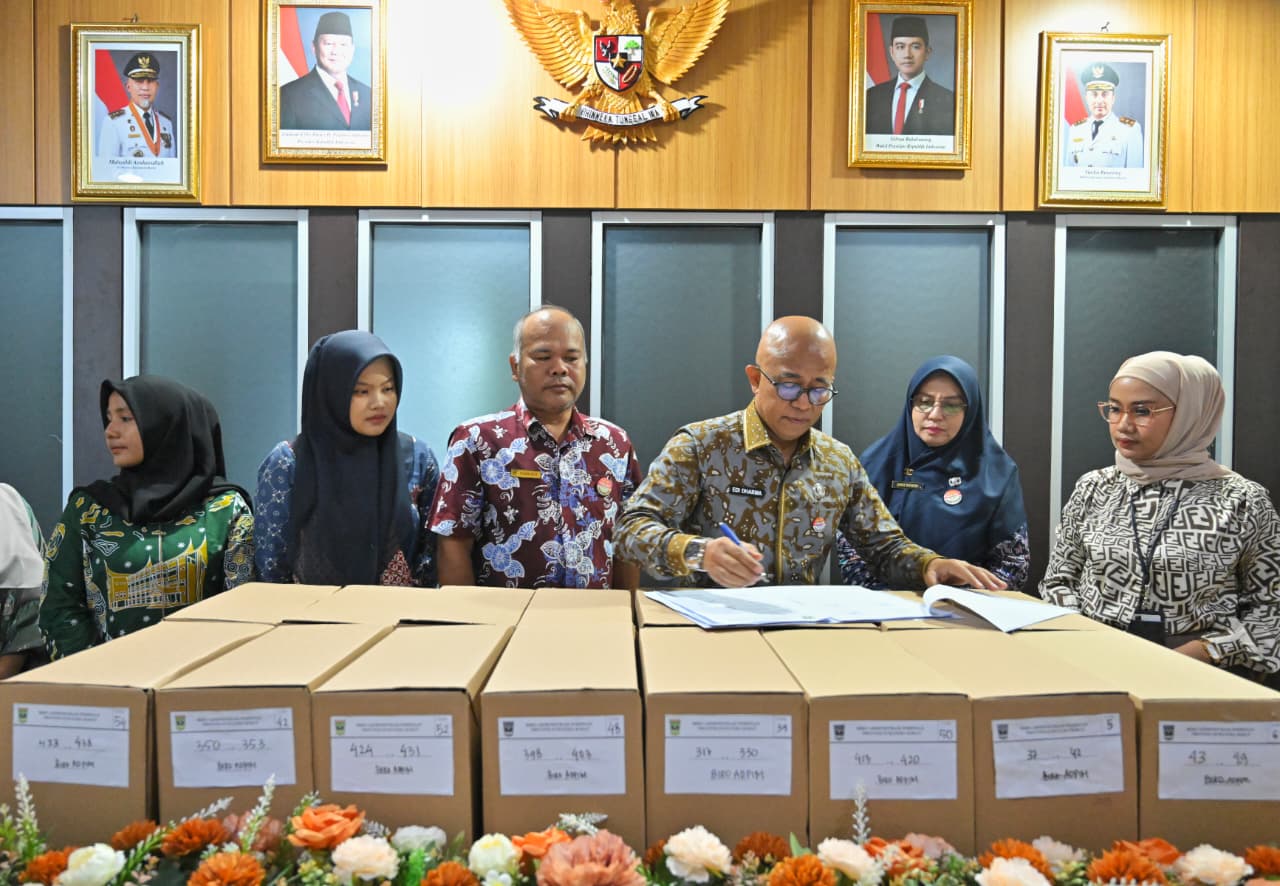 Biro Administrasi Pimpinan (Adpim) Setdaprov Sumbar menyerahkan 55 box arsip inaktif tahun 2023 kepada Biro Umum.[foto : ist]