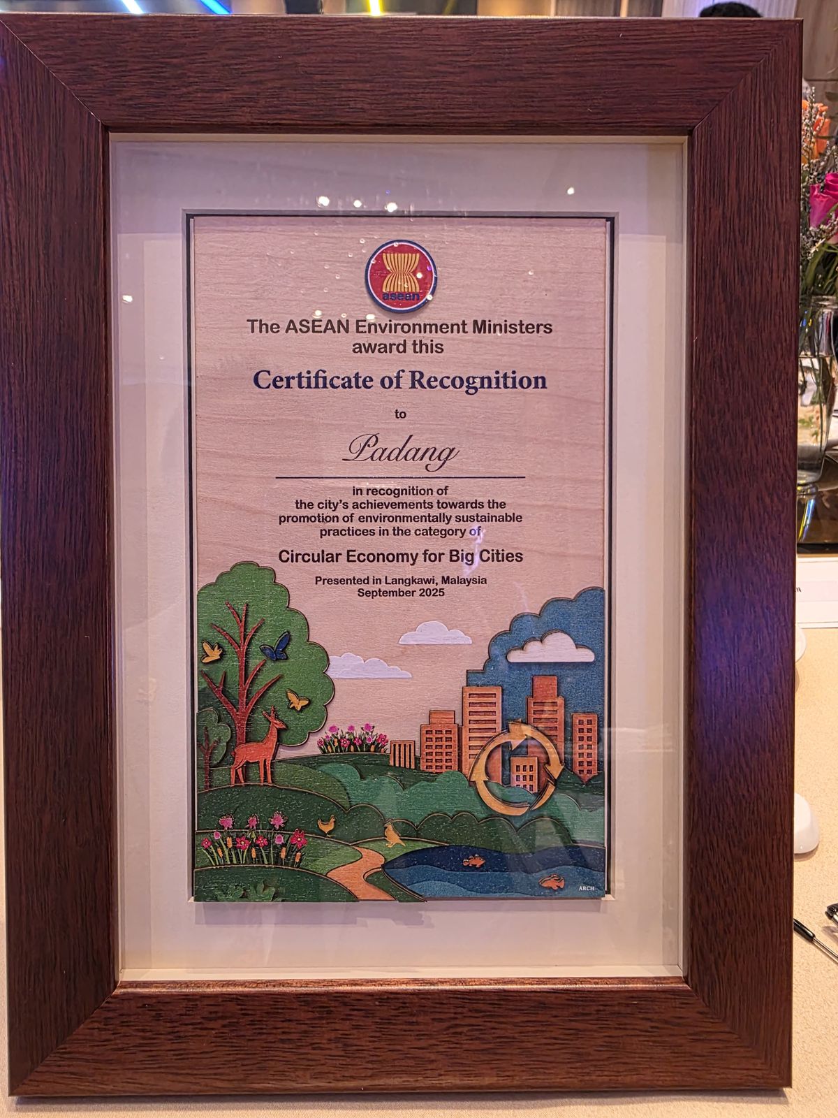 Certificate of Recognition Kota Padang.[foto : ist]