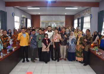 Wali Kota Padang, Fadly Amran bersama guru PAUD.[foto : ist]