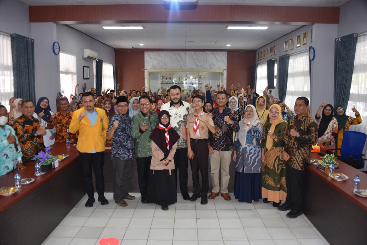 Wali Kota Padang, Fadly Amran bersama guru PAUD.[foto : ist]