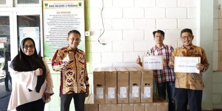 Wakil Ketua DPRD Sumbar Evi Yandri Salurkan Komputer ke SMA 2 Padang