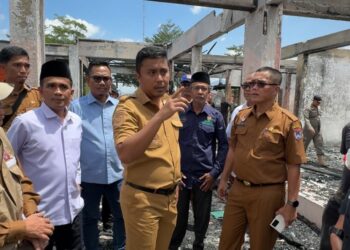 Wagub Sumbar, Vasco Ruseimy saat melihat kondisi pasar Payakumbuh.[foto : ist]