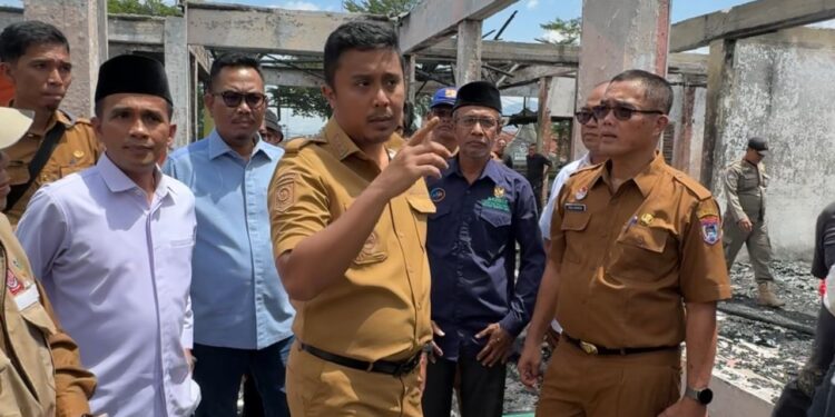 Wagub Sumbar, Vasco Ruseimy saat melihat kondisi pasar Payakumbuh.[foto : ist]