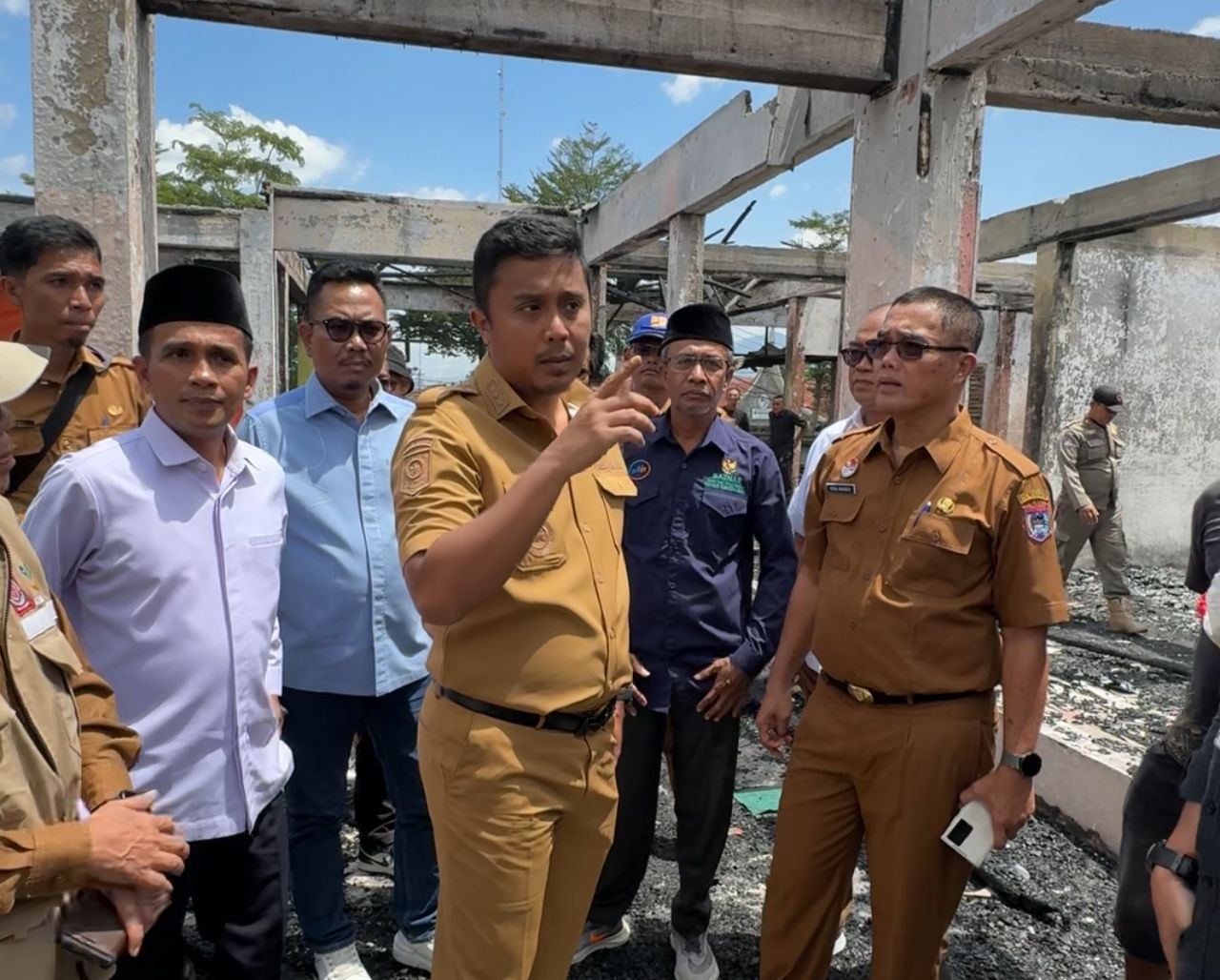 Wagub Sumbar, Vasco Ruseimy saat melihat kondisi pasar Payakumbuh.[foto : ist]