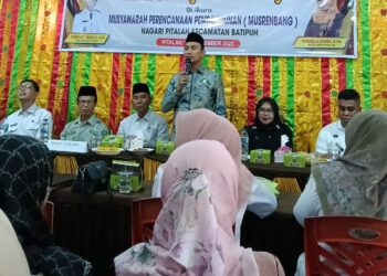 Anggota DPRD Tanah Datar, Yonnarlis saat menghadiri Musyawarah Perencanaan Pembangunan (Musrenbang) di Nagari Pitalah, Kecamatan Batipuh. Rabu, (10/9) [foto : sci/yrp]