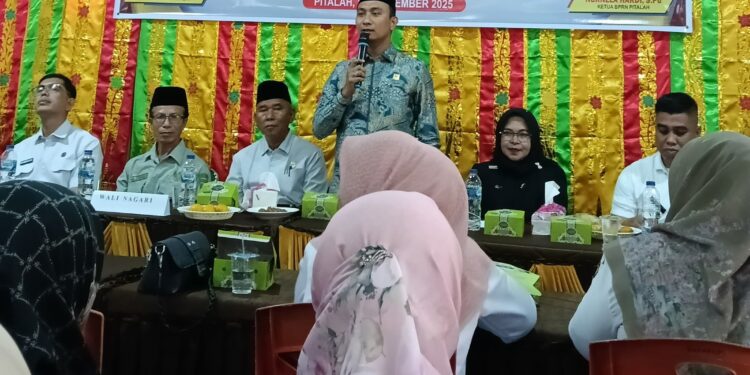 Anggota DPRD Tanah Datar, Yonnarlis saat menghadiri Musyawarah Perencanaan Pembangunan (Musrenbang) di Nagari Pitalah, Kecamatan Batipuh. Rabu, (10/9) [foto : sci/yrp]