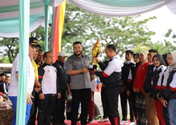 Fadly Amran menyerahkan Piala Wali Kota Padang kepada juara umum kejuaraan kempo tingkat Sumatera Barat.[foto : ist]