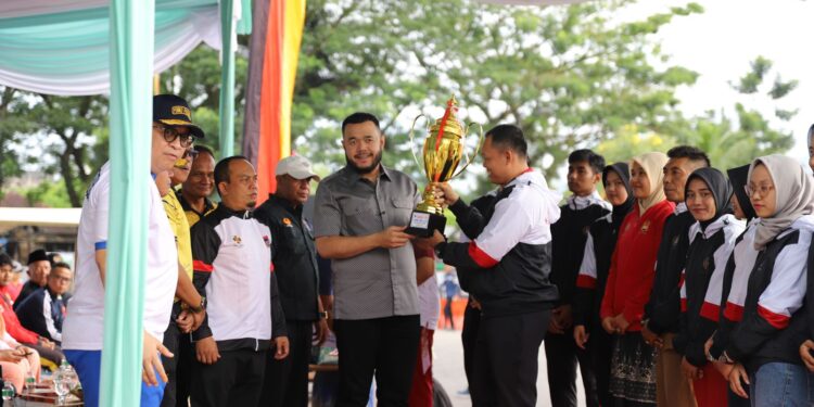 Fadly Amran menyerahkan Piala Wali Kota Padang kepada juara umum kejuaraan kempo tingkat Sumatera Barat.[foto : ist]
