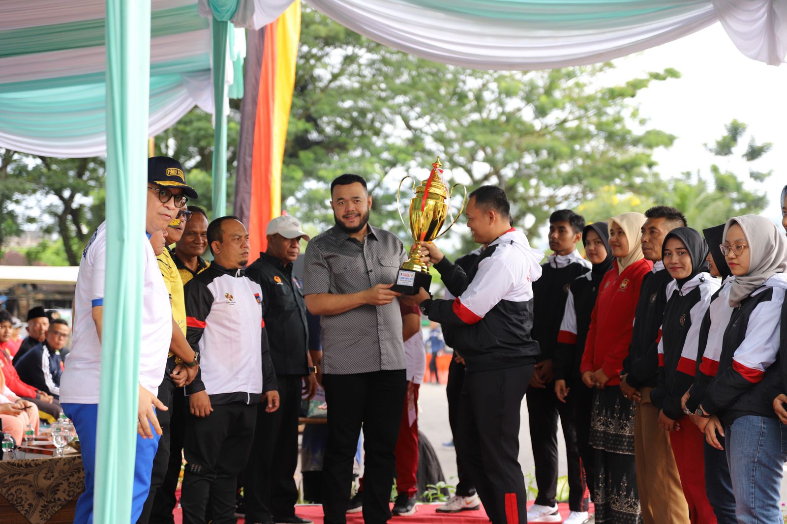Fadly Amran menyerahkan Piala Wali Kota Padang kepada juara umum kejuaraan kempo tingkat Sumatera Barat.[foto : ist]