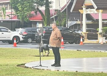 Asisten Administrasi Umum Setdaprov Sumatera Barat, Medi Iswandi, memimpin apel pagi pegawai di Halaman Kantor Gubernur Sumbar.[foto : ist]