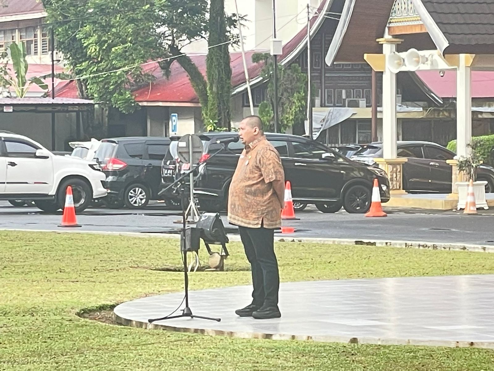 Asisten Administrasi Umum Setdaprov Sumatera Barat, Medi Iswandi, memimpin apel pagi pegawai di Halaman Kantor Gubernur Sumbar.[foto : ist]