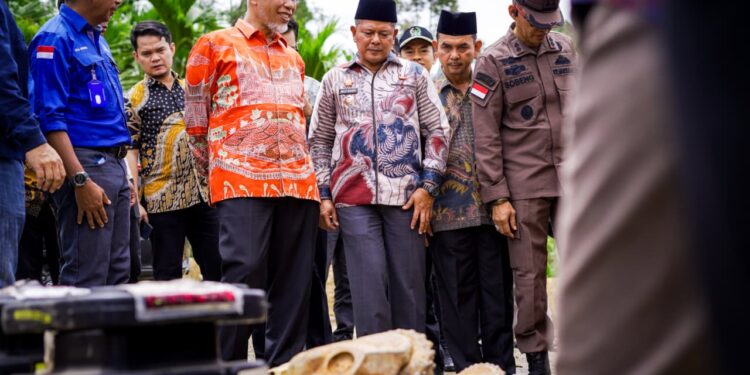 Mahyeldi Ansharullah, meresmikan pengeboran perdana sumur panas bumi BNJ-1 PSPE Bonjol milik PT Medco Power Indonesia di Kabupaten Pasaman Barat.[foto : ist]