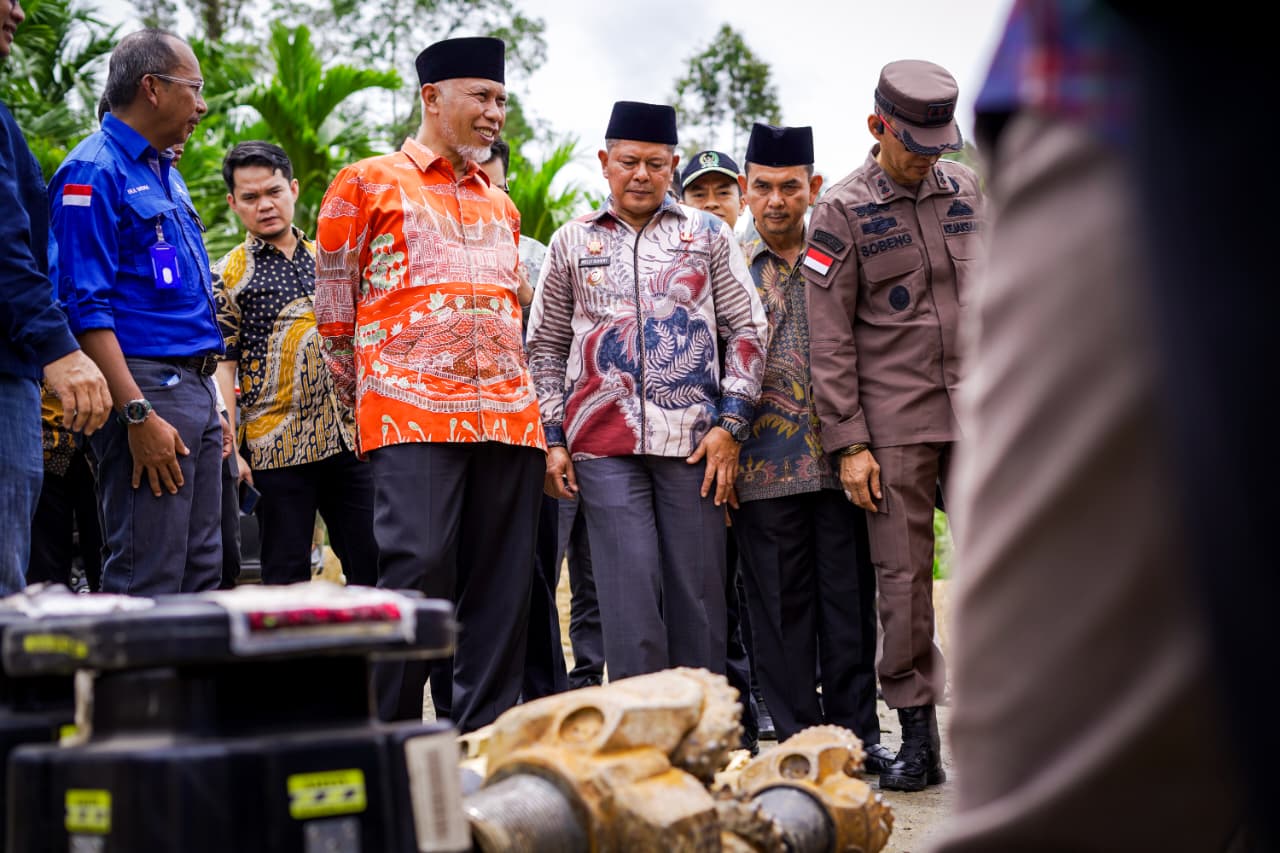 Mahyeldi Ansharullah, meresmikan pengeboran perdana sumur panas bumi BNJ-1 PSPE Bonjol milik PT Medco Power Indonesia di Kabupaten Pasaman Barat.[foto : ist]