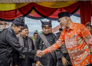 Mahyeldi Ansharullah membuka festival budaya tahunan itu di Hamparan Sawah Solok dan Jalan Sudirman Taman Syekh Kukut.[foto : ist]