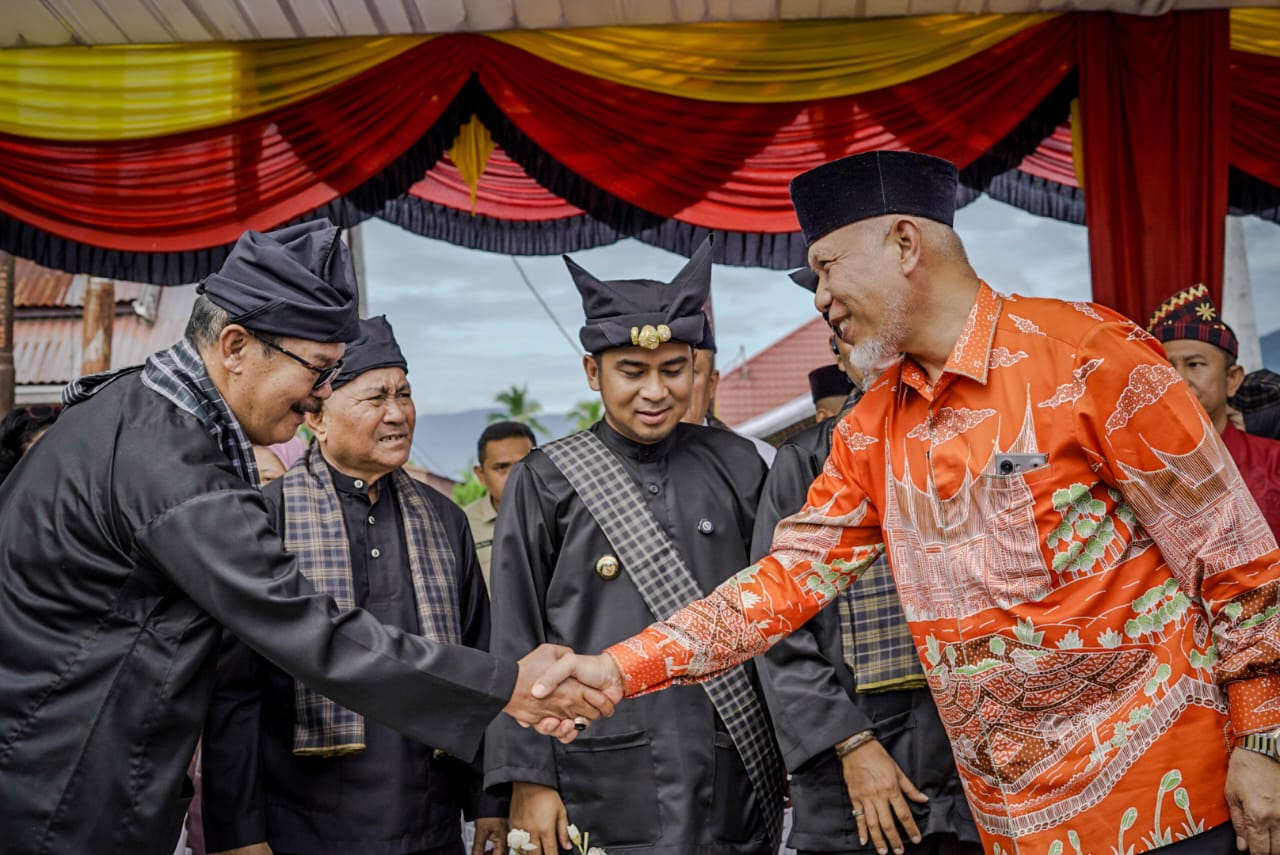 Mahyeldi Ansharullah membuka festival budaya tahunan itu di Hamparan Sawah Solok dan Jalan Sudirman Taman Syekh Kukut.[foto : ist]