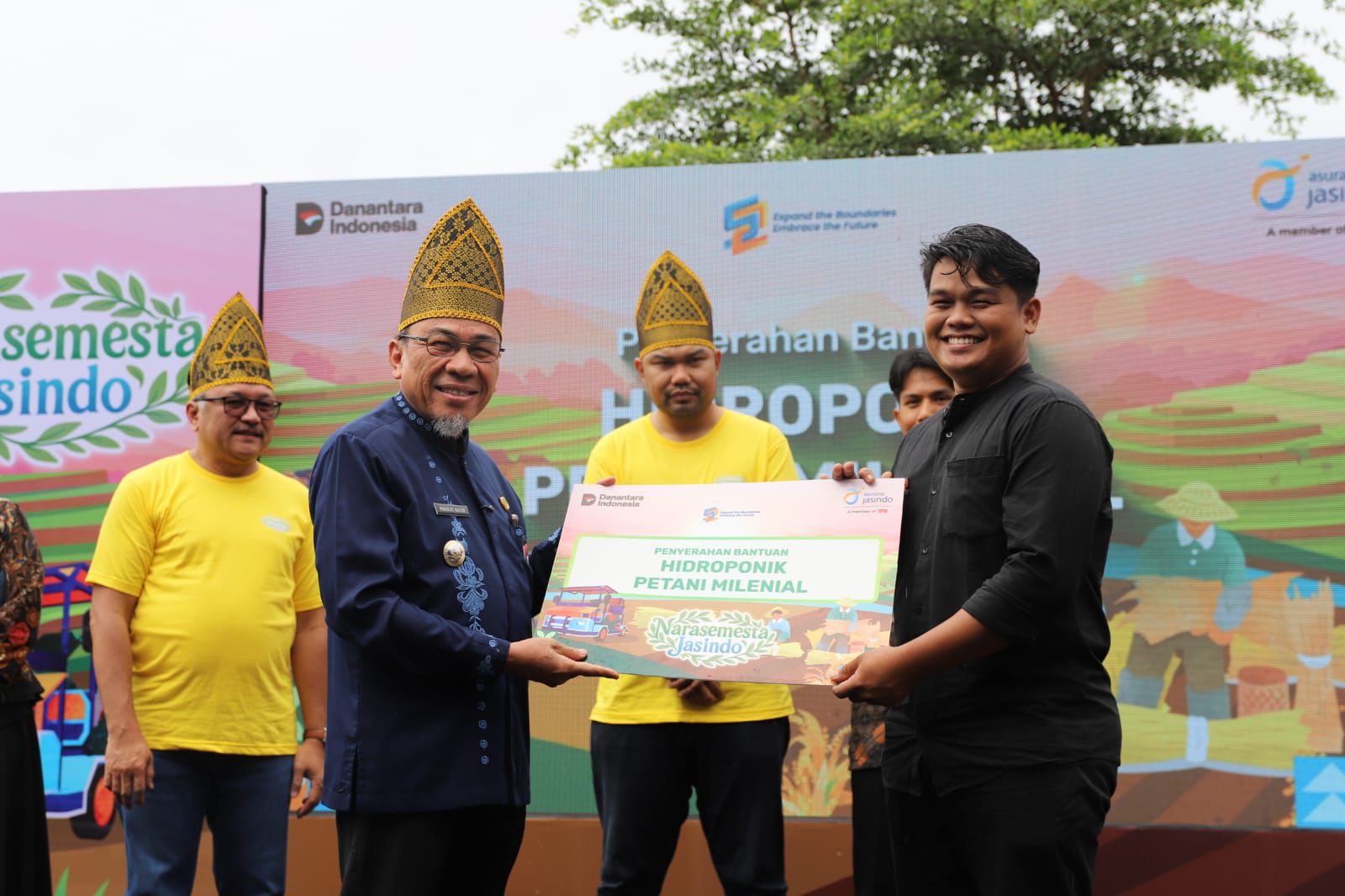 Wakil Wali Kota Padang Maigus Nasir hadiri, acara serah terima bantuan alat pertanian.[foto : ist]