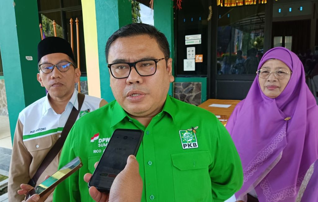 Sekretaris DPW PKB Sumbar, Rico Alviano saat wawancara dengan media.[foto : sci/yrp]