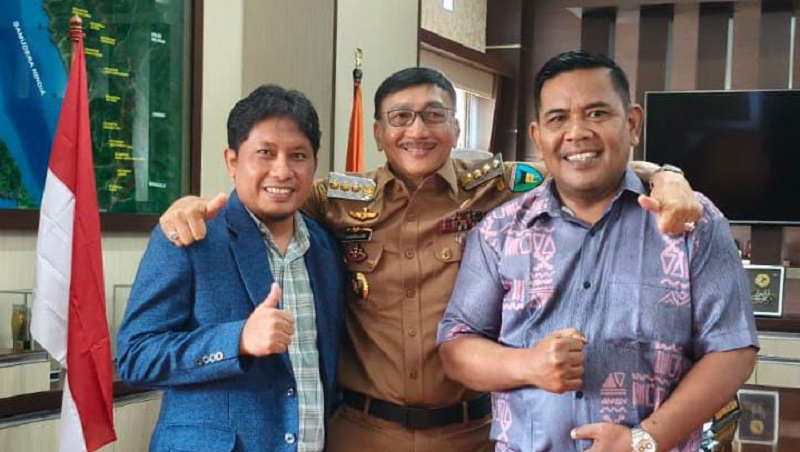 Bupati Hendrajoni foto bersama usai menerima kunjungan silaturahmi calon Ketua KONI Sumbar periode 2025–2029, Hamdanus, dan Plt Ketua KONI Pessel, M Adli, Senin (15/9/2025).