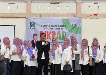 Ketua DPW PKB Sumbar, Firdaus bersama kader Perempuan Bangsa Sumbar.[foto : sci/yrp]