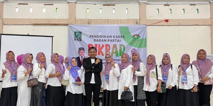 Ketua DPW PKB Sumbar, Firdaus bersama kader Perempuan Bangsa Sumbar.[foto : sci/yrp]