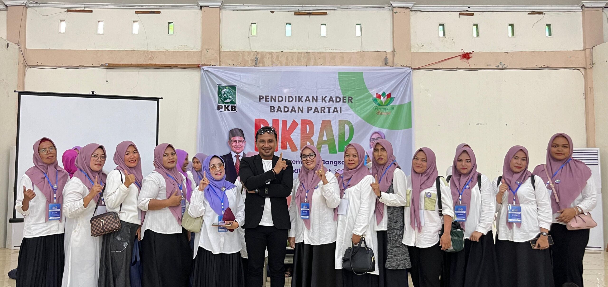 Ketua DPW PKB Sumbar, Firdaus bersama kader Perempuan Bangsa Sumbar.[foto : sci/yrp]