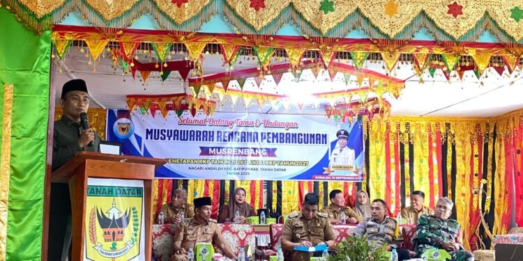 Yonnarlis memberikan sambutan pada Musrenbang Nagari Andaleh. Senin, (15/9) [foto : ist]