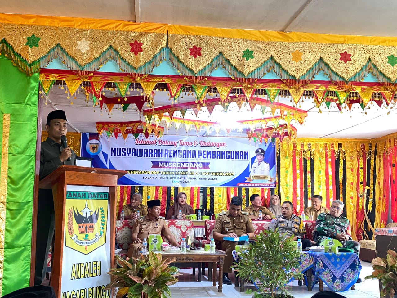 Yonnarlis memberikan sambutan pada Musrenbang Nagari Andaleh. Senin, (15/9) [foto : ist]