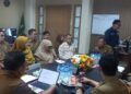 Rapat yang dipimpin Asisten Pemerintahan dan Kesra Setdaprov Sumbar, Ahmad Zakri, di ruang kerjanya, Selasa (16/9).[foto : ist]