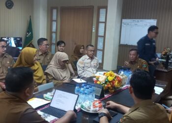 Rapat yang dipimpin Asisten Pemerintahan dan Kesra Setdaprov Sumbar, Ahmad Zakri, di ruang kerjanya, Selasa (16/9).[foto : ist]