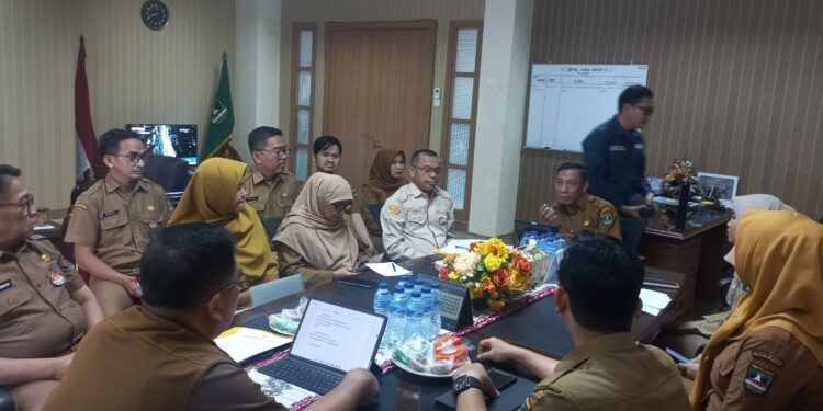Rapat yang dipimpin Asisten Pemerintahan dan Kesra Setdaprov Sumbar, Ahmad Zakri, di ruang kerjanya, Selasa (16/9).[foto : ist]