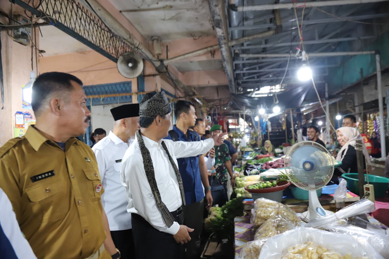 Mentan meninjau langsung penyaluran beras Stabilisasi Pasokan dan Harga Pangan (SPHP) di Pasar Lubuk Buaya, Padang, Sumatera Barat, Selasa (16/9) [foto : ist]