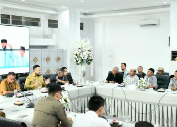 Wali Kota Padang Fadly Amran menerima aspirasi dari Komunitas Pedagang Pasar (KPP) Raya Kota Padang dalam sebuah pertemuan di Kediaman Resmi Wali Kota. Senin, (15/9) [foto : ist]