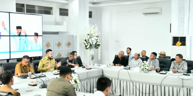 Wali Kota Padang Fadly Amran menerima aspirasi dari Komunitas Pedagang Pasar (KPP) Raya Kota Padang dalam sebuah pertemuan di Kediaman Resmi Wali Kota. Senin, (15/9) [foto : ist]