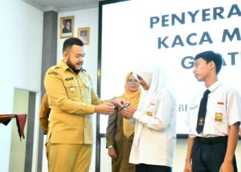 Wali Kota Padang berikan kacamata kepada siswa.[foto : ist]