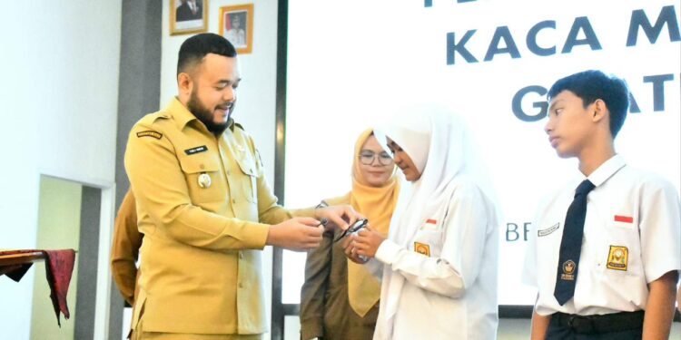 Wali Kota Padang berikan kacamata kepada siswa.[foto : ist]