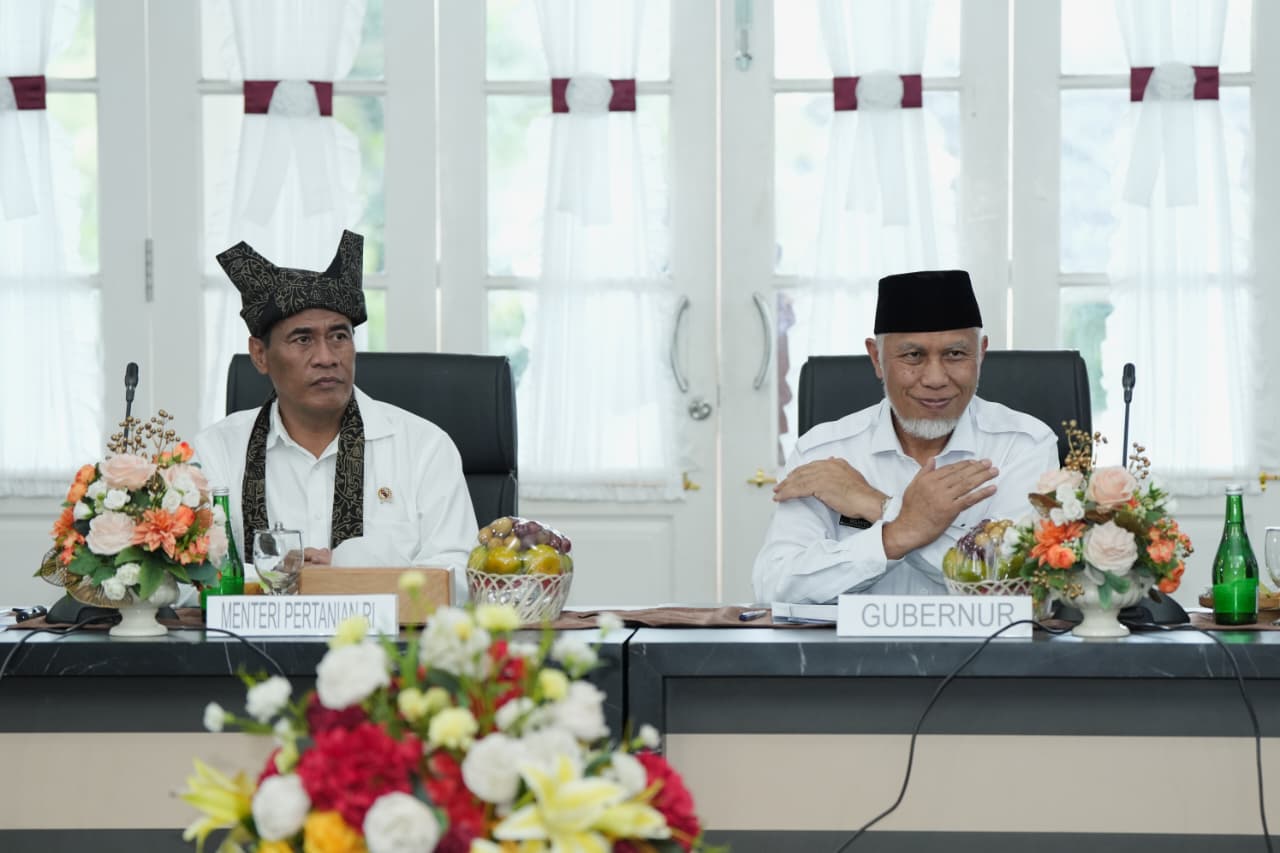 Gubernur Sumbar, Mahyeldi bersama Menteri Pertanian (Mentan) Andi Amran Sulaiman.[foto : ist]