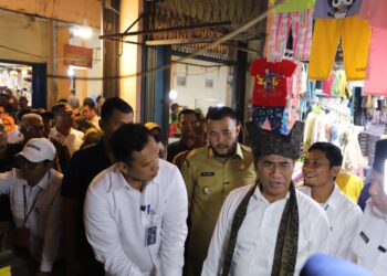 Wali Kota Padang Fadli Amran dampingi Menteri Pertanian RI Amran Sulaiman, melakukan peninjauan ke Pasar Lubuk Buaya Padang. [foto : ist]