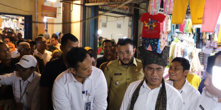 Wali Kota Padang Fadli Amran dampingi Menteri Pertanian RI Amran Sulaiman, melakukan peninjauan ke Pasar Lubuk Buaya Padang. [foto : ist]