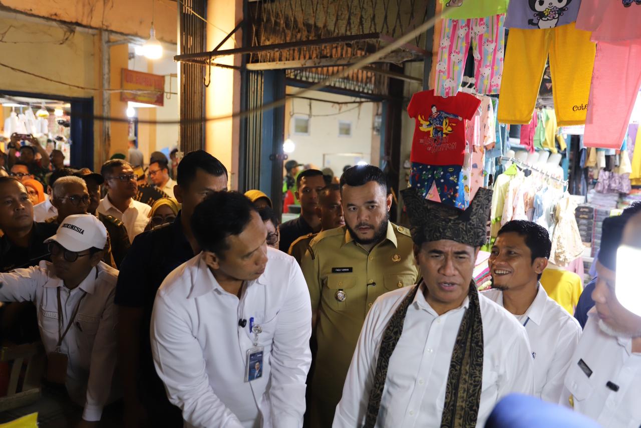 Wali Kota Padang Fadli Amran dampingi Menteri Pertanian RI Amran Sulaiman, melakukan peninjauan ke Pasar Lubuk Buaya Padang. [foto : ist]