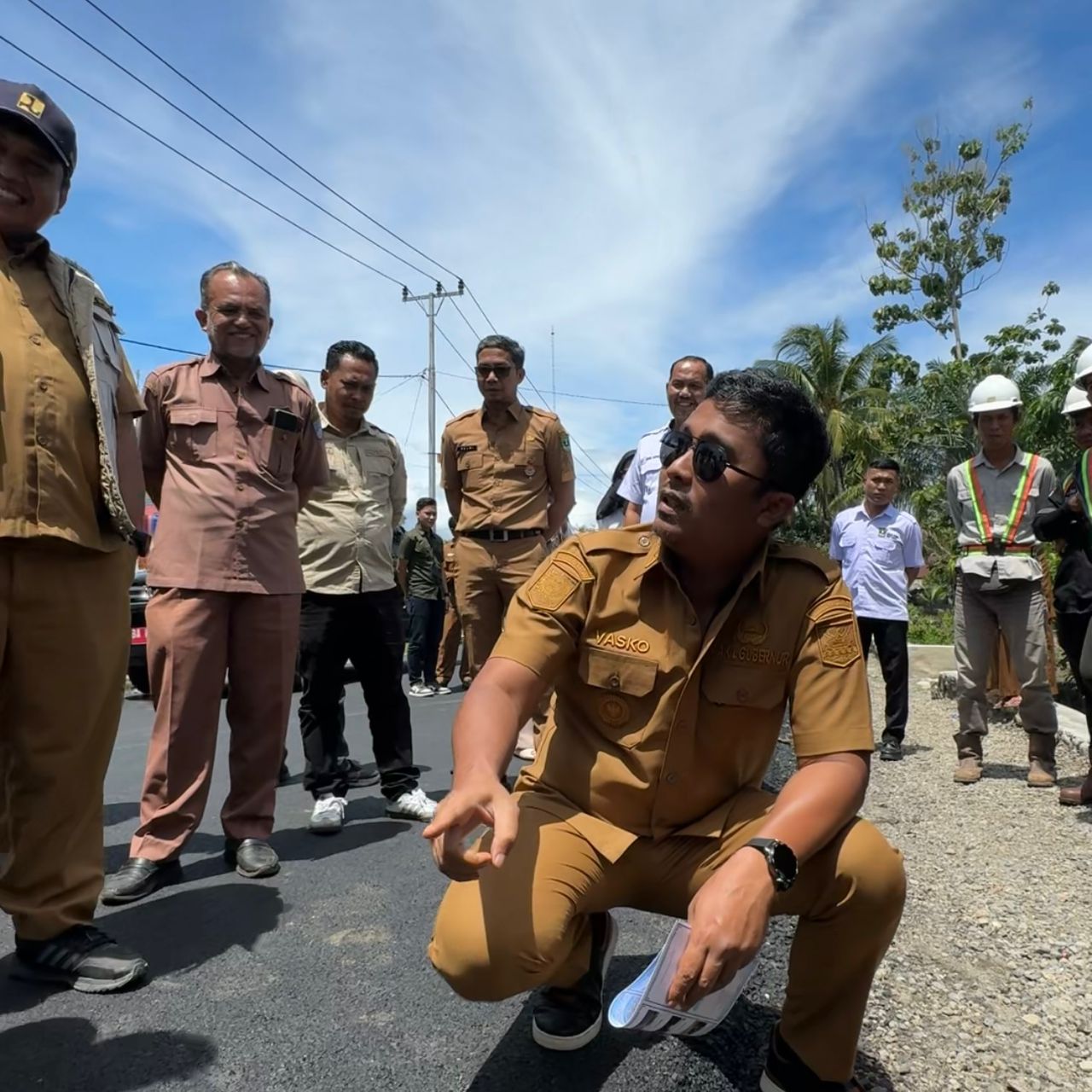 Wagub Sumbar, Vasco saat meninjau pengerjaan jalan di Maligi, Kabupaten Pasaman Barat.[foto : ist]